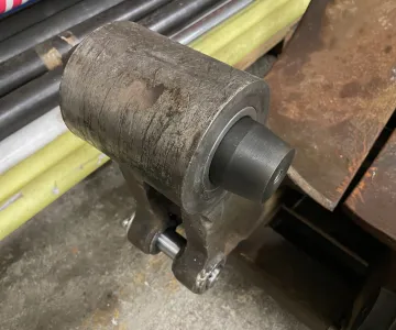 
            Opravy dier, otvorov ramien a čapov
    