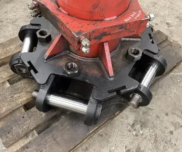 
            Opravy dier, otvorov ramien a čapov
    