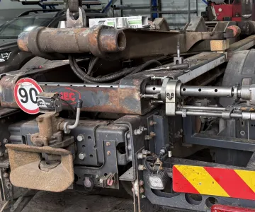 
            Opravy dier, otvorov ramien a čapov
    